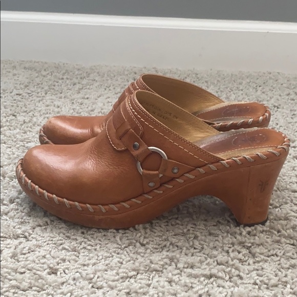 frye clogs